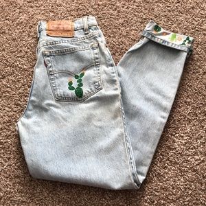 Cute painted Levi Jeans w/ Slight wear